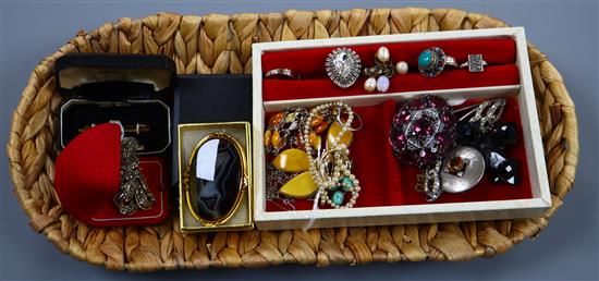 Mixed costume jewellery.